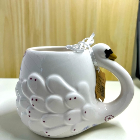 Other - Elegant White Swan Mug